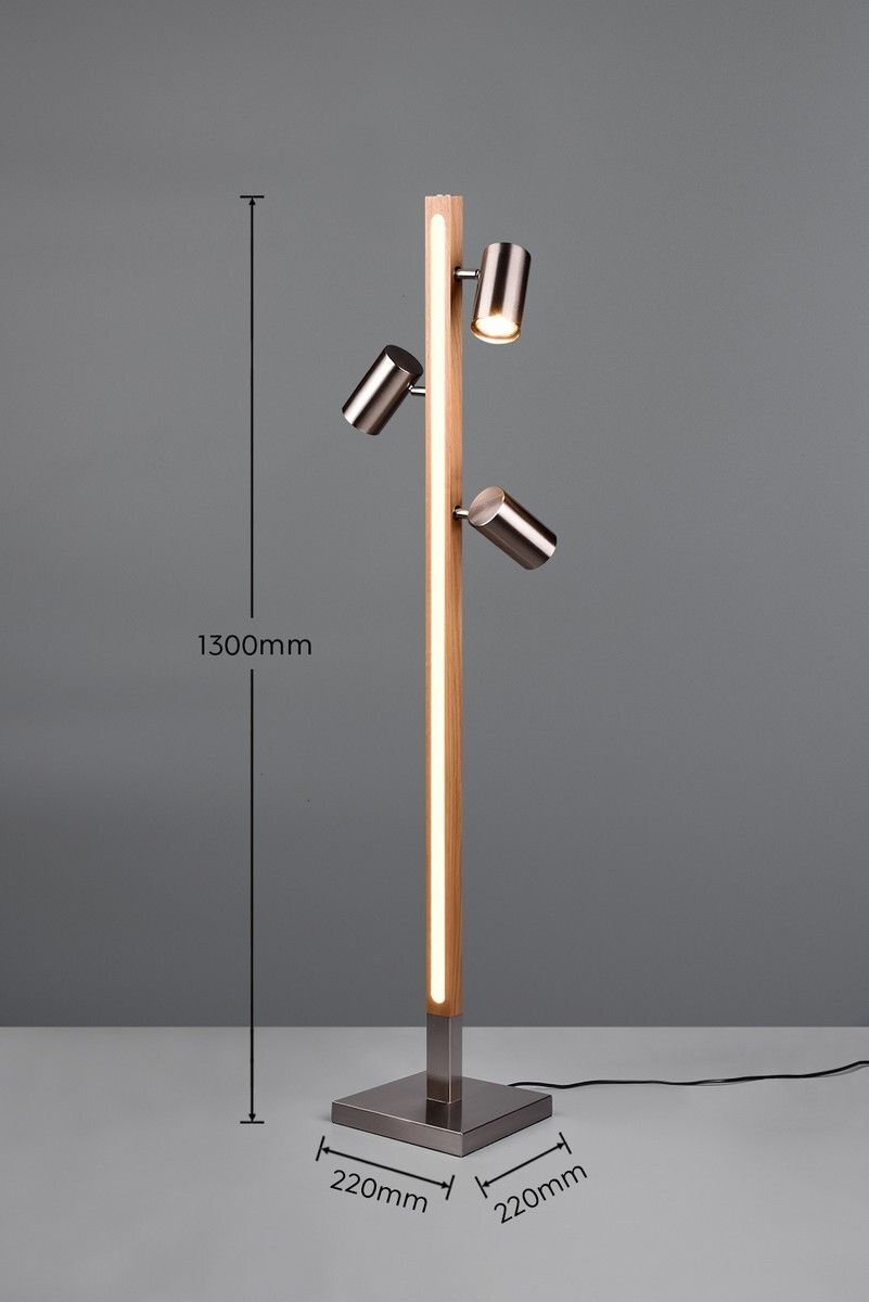 Lampa podłogowa LED z trzema regulowanymi reflektorami na drewnianym trzonie, o wysokości 1300 mm i podstawie 220 mm x 220 mm. Lampa posiada wbudowane oświetlenie LED wzdłuż trzonu.