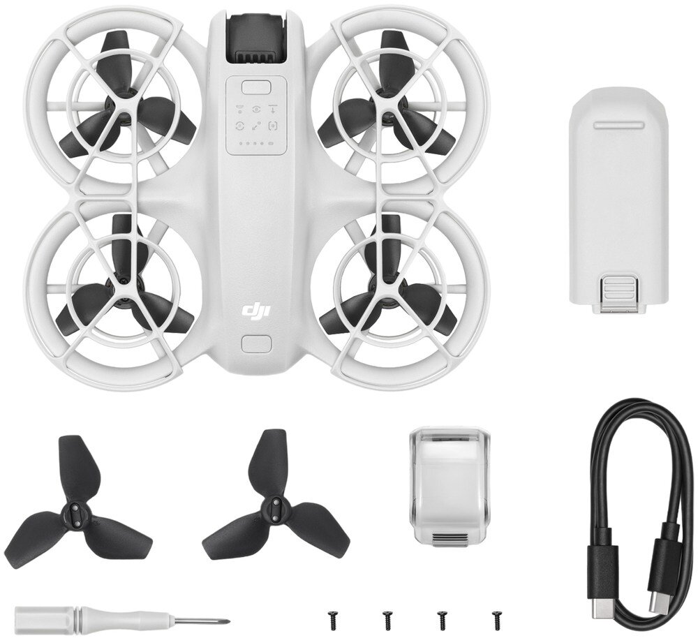 Na obrazie widoczny jest biały dron z czterema śmigłami, logo DJI oraz akcesoria takie jak bateria, śmigła zapasowe, śrubokręt, śrubki i kabel USB-C.