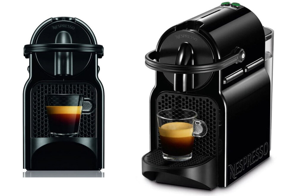 Na obrazie widoczny jest czarny ekspres do kawy z filiżanką espresso na tacy ociekowej. Na ekspresie znajduje się napis \'Nespresso\'.