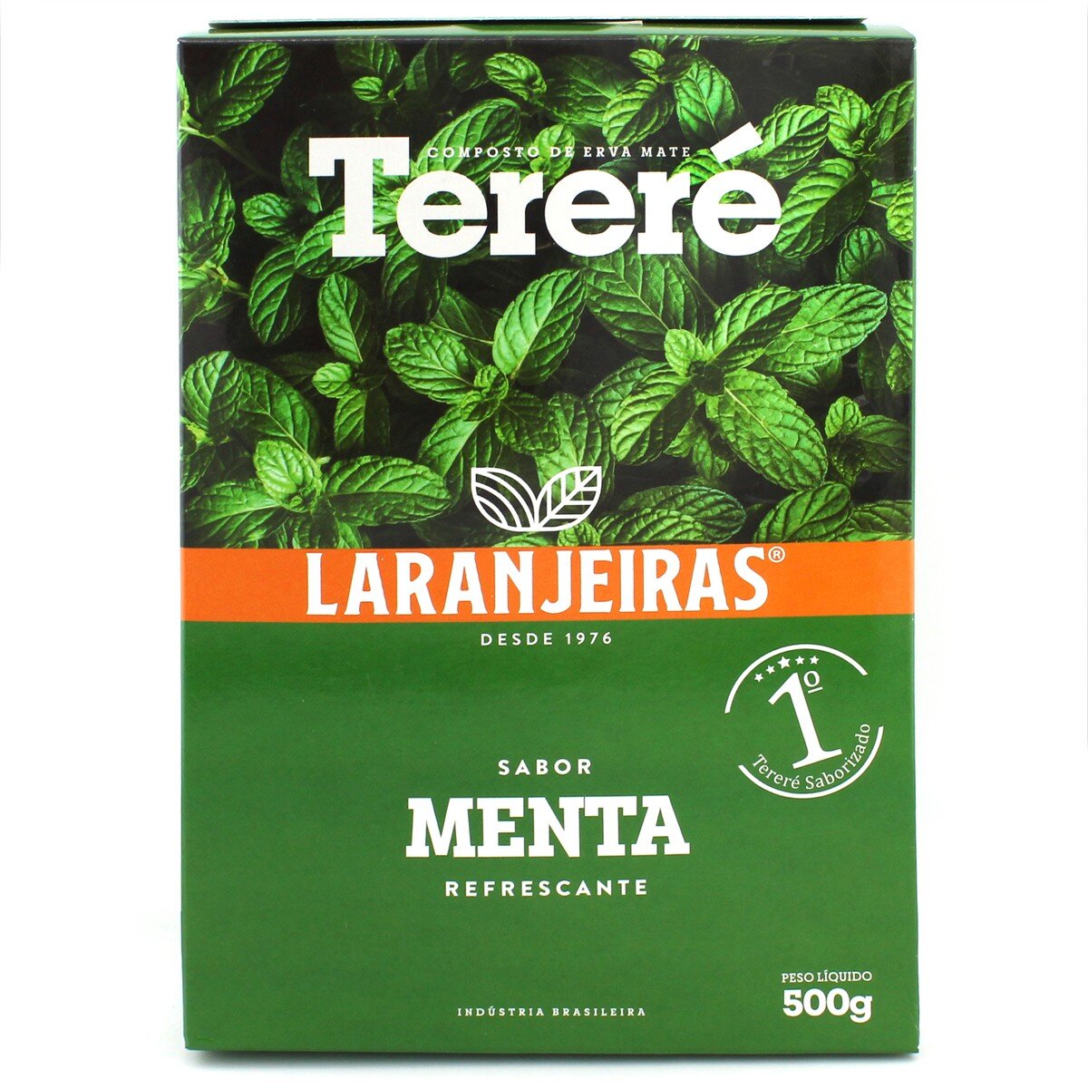 Opakowanie Yerba Mate Laranjeiras Terere Menta 500g z zielonymi liśćmi mięty w tle. Na opakowaniu widnieje tekst: \'Tereré\', \'Laranjeiras\', \'Sabor Menta Refrescante\', \'Peso Líquido 500g\'.