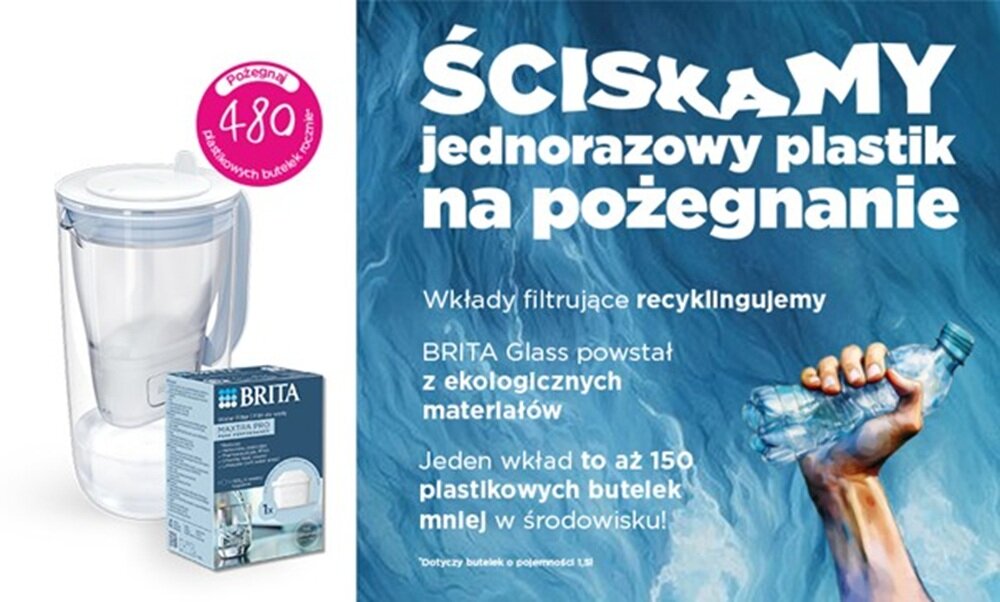 Obraz przedstawia dzbanek filtrujący z pudełkiem wkładów BRITA Maxtra Pro Pure Performance oraz tekst: \'Ściskamy jednorazowy plastik na pożegnanie. Wkłady filtrujące recyklujemy. BRITA Glass powstał z ekologicznych materiałów. Jeden wkład to aż 150 plastikowych butelek mniej w środowisku!\'.