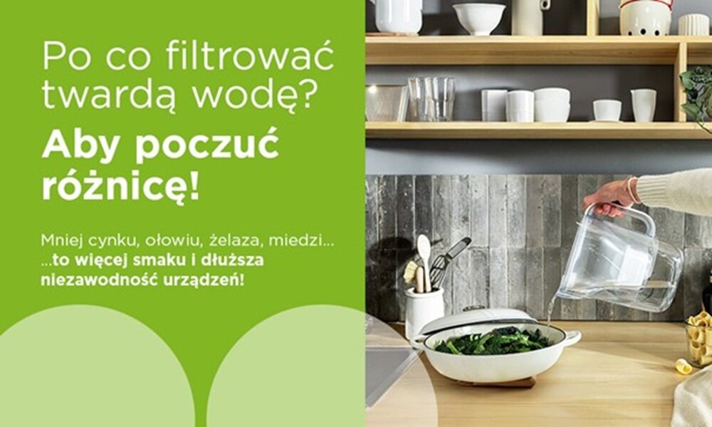 Obraz podzielony na dwie części: po lewej stronie zielone tło z tekstem \'Po co filtrować twardą wodę? Aby poczuć różnicę! Mniej cynku, ołowiu, żelaza, miedzi... to więcej smaku i dłuższa niezawodność urządzeń!\', po prawej osoba nalewająca wodę z dzbanka do garnka z warzywami w kuchni.