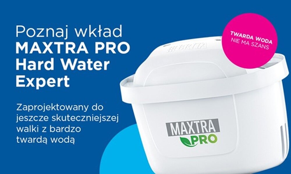 Obraz przedstawia biały wkład filtrujący z napisem \'MAXTRA PRO\' na niebieskim tle. Widoczny jest tekst: \'Poznaj wkład MAXTRA PRO Hard Water Expert. Zaprojektowany do jeszcze skuteczniejszej walki z bardzo twardą wodą\'.