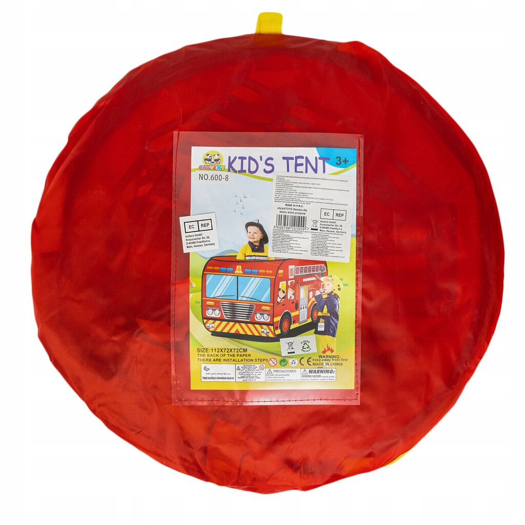 Czerwony pokrowiec z przezroczystą kieszenią, w której znajduje się kolorowa etykieta z napisem \'KID\'S TENT 3+\'. Na etykiecie widoczny jest rysunek wozu strażackiego oraz dzieci.