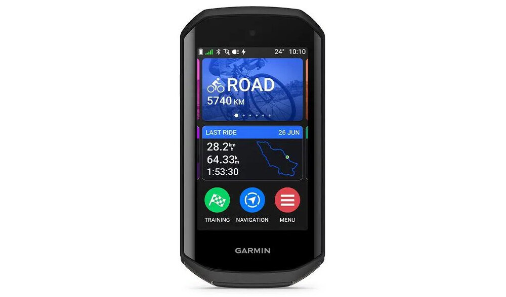 Urządzenie elektroniczne z wyświetlaczem pokazującym informacje o trasie rowerowej, takie jak \'ROAD 5740 KM\' oraz szczegóły ostatniej jazdy: \'28.2 km\', \'64.33 km\', \'1:53:30\'. Na dole ekranu widoczne są ikony z napisami: \'TRAINING\', \'NAVIGATION\', \'MENU\'.