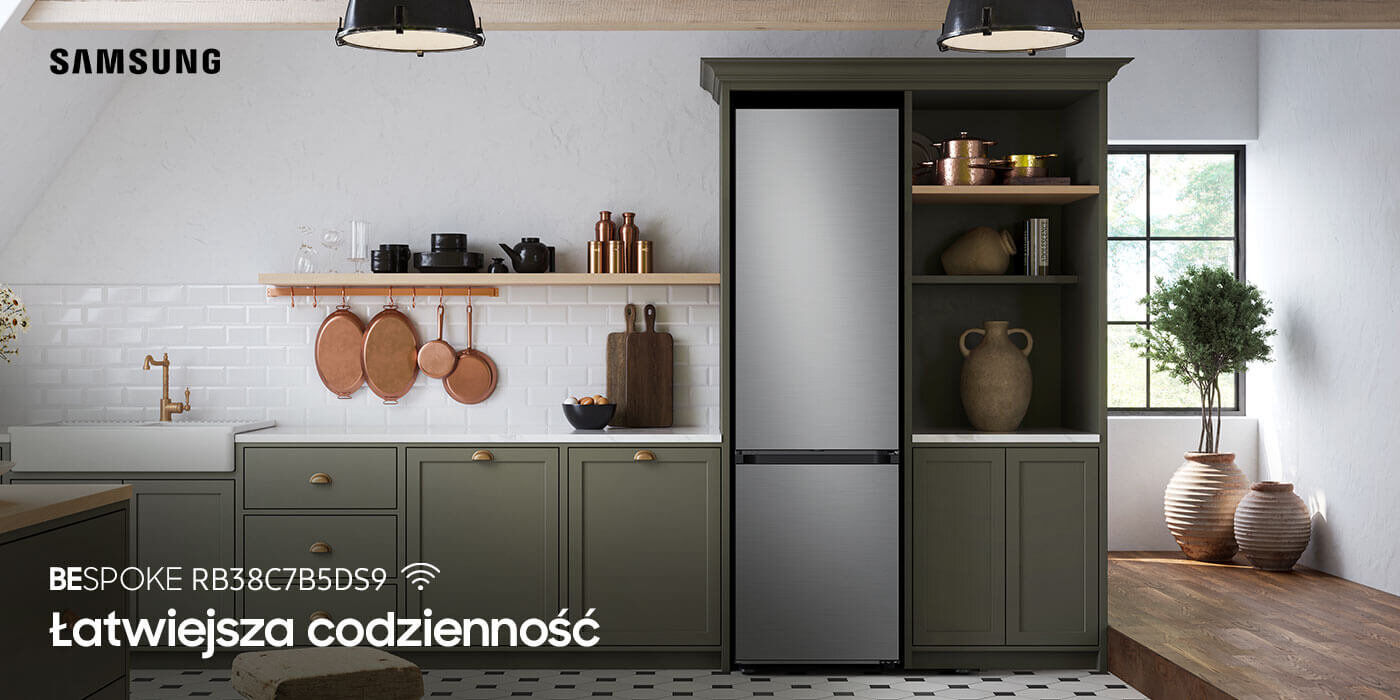 Lodówka Samsung Bespoke RB38C7B5DS9 w kolorze szczotkowanej stali nierdzewnej z oferty sieci sklepów Media Expert Kuchnia z lodówką w zabudowie, z szafkami w kolorze oliwkowym i białymi płytkami na ścianie. Na obrazie widoczny jest tekst: \'SAMSUNG BESPOKE RB38C7B5DS9 Łatwiejsza codzienność\'.