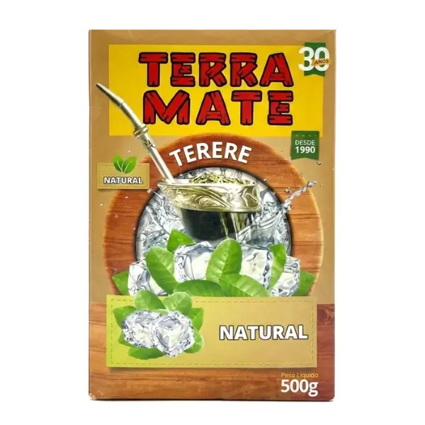 Opakowanie produktu z napisem \'TERRA MATE TERERE NATURAL\' oraz grafiką przedstawiającą naczynie z bombillą, liście i kostki lodu. W prawym dolnym rogu widnieje napis \'Peso Líquido 500g\'.