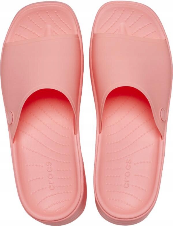 Para różowych klapek na platformie z widocznym napisem \'crocs\' na wkładce. Klapki mają prosty design z zakrytymi palcami i otwartą piętą.