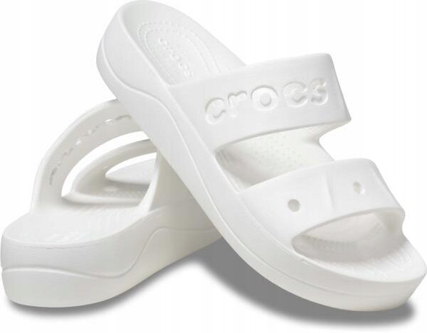Białe klapki z platformą, z wyciętym napisem \'crocs\' na pasku. Klapki mają perforowaną powierzchnię wewnętrzną i podwyższoną podeszwę.