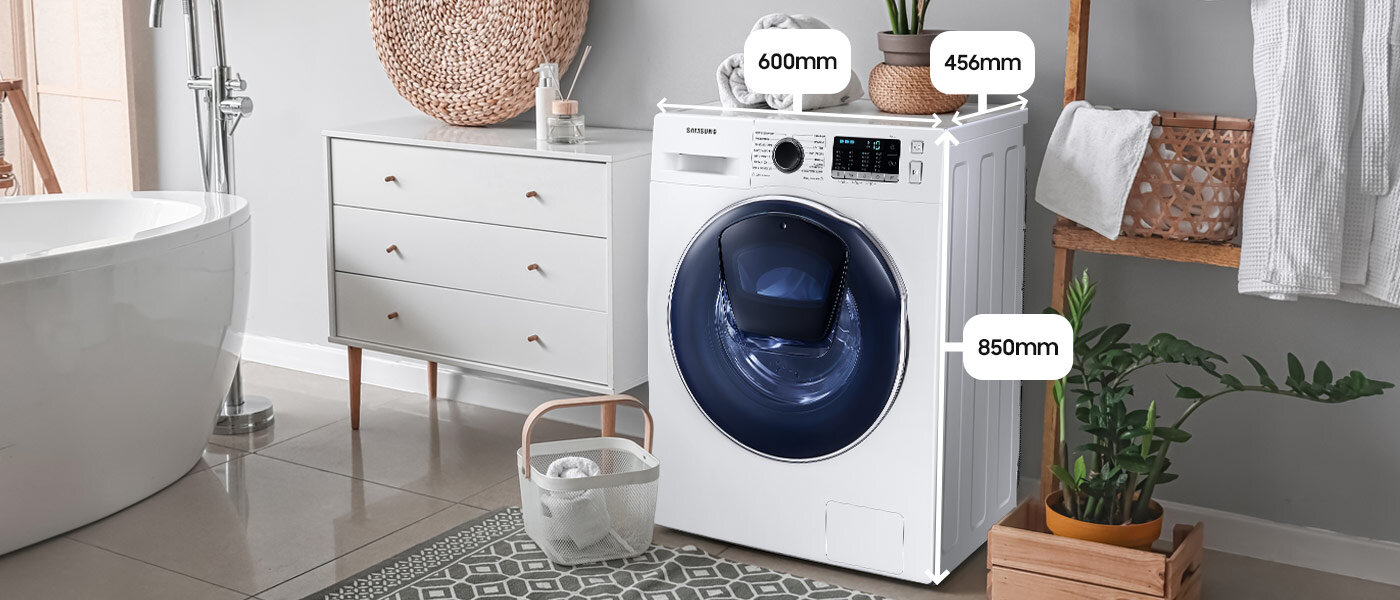 Wysokość, szerokość i głębokość pralko-suszarki Samsung slim EcoBubble WD8NK52E0ZW Pralko-suszarka w białym kolorze z ciemnym, przezroczystym oknem drzwiowym, umieszczona w nowoczesnej łazience. Obok urządzenia znajdują się wymiary: 600mm, 456mm, 850mm.