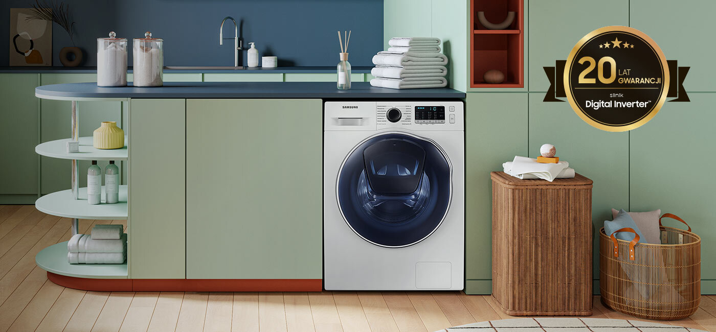 20 lat gwarancji na silnik Digital Inverter™, który zapewnia bezawaryjną i wydajną pracę Pralko-suszarka w zabudowie kuchennej z widocznym logo Samsung i panelem sterowania. Obok znajduje się kosz wiklinowy oraz naklejka z napisem \'20 lat gwarancji Digital Inverter\'.