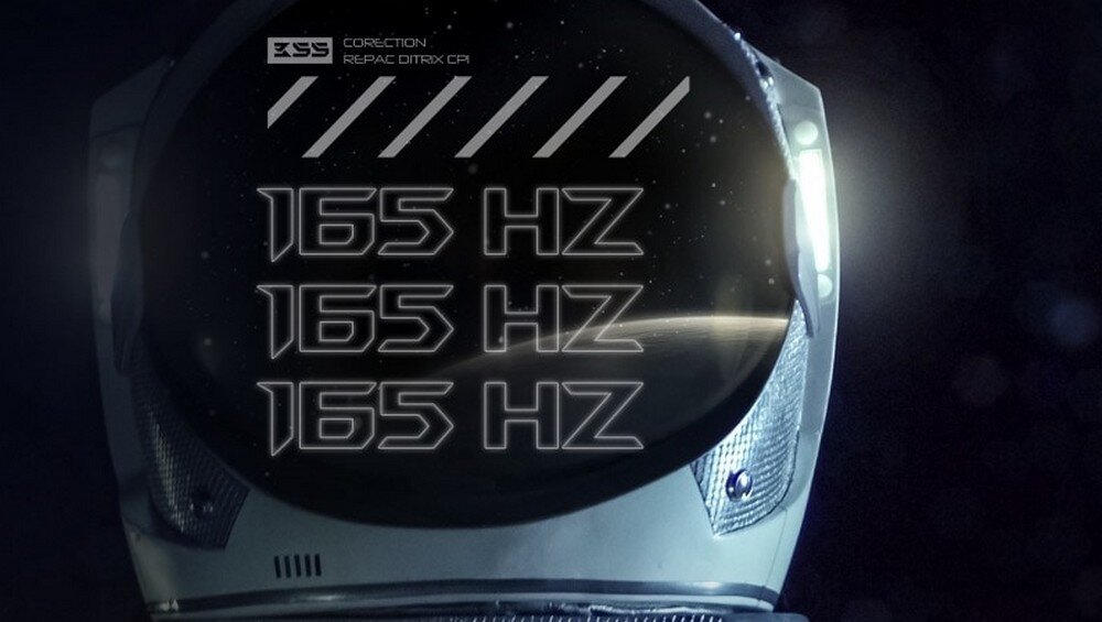 Na obrazie widoczny jest hełm astronauty z odbiciem napisu \'165 HZ\' powtórzonego trzykrotnie. W górnej części widnieje tekst \'CORRECTION REPLACE DITROX CR\'.