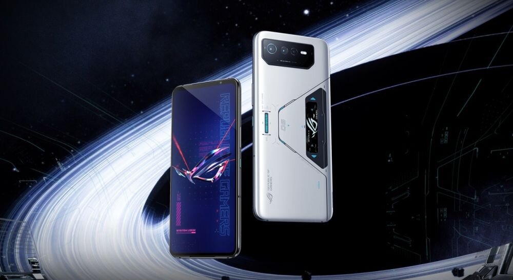 Na obrazie widoczny jest biały smartfon z wyświetlaczem pokazującym grafikę z logo ROG. W tle znajduje się abstrakcyjna grafika przypominająca pierścienie planety.