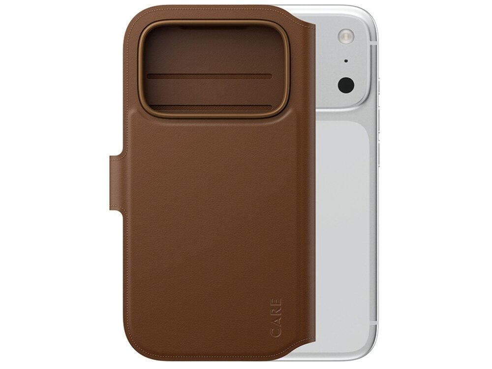 Brązowe etui na telefon z kieszenią na karty, widoczne na tle białego telefonu. Na etui znajduje się napis \'CARE\'.