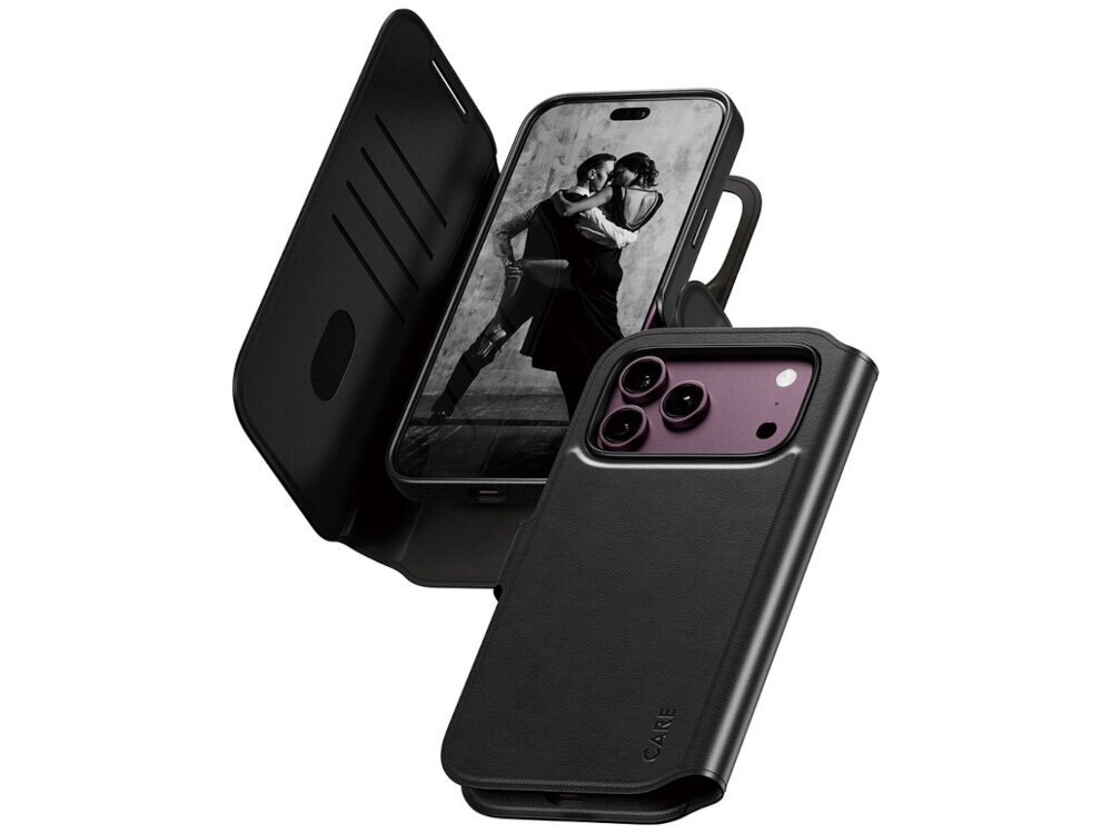 Czarne etui na telefon z funkcją portfela, z trzema kieszeniami na karty i miejscem na telefon z trzema obiektywami aparatu. Na ekranie telefonu widoczny jest czarno-biały obraz pary tańczącej tango.