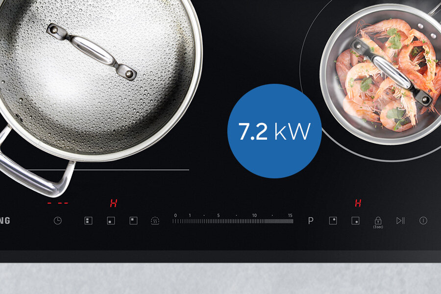 Na płycie indukcyjnej znajdują się dwa garnki, jeden z pokrywką z parą, drugi z krewetkami i ziołami. Widoczny jest napis \'7.2 kW\' oraz logo \'SAMSUNG\'.