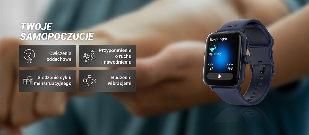 Na obrazie widoczny jest smartwatch z niebieskim paskiem, wyświetlający ekran z pomiarem tlenu we krwi. Obok znajdują się ikony z napisami: \'Ćwiczenia oddechowe\', \'Przypomnienie o ruchu i nawodnieniu\', \'Śledzenie cyklu menstruacyjnego\', \'Budzenie wibracjami\'.