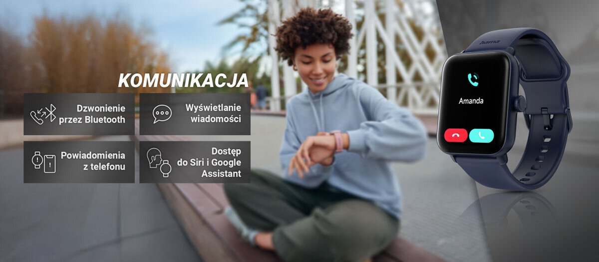 Obraz przedstawia osobę siedzącą na zewnątrz, patrzącą na swój nadgarstek, obok widoczny jest smartwatch z ekranem pokazującym połączenie od \'Amanda\'. Po lewej stronie znajdują się ikony z tekstem: \'Dzwonienie przez Bluetooth\', \'Wyświetlanie wiadomości\', \'Powiadomienia z telefonu\', \'Dostęp do Siri i Google Assistant\'.