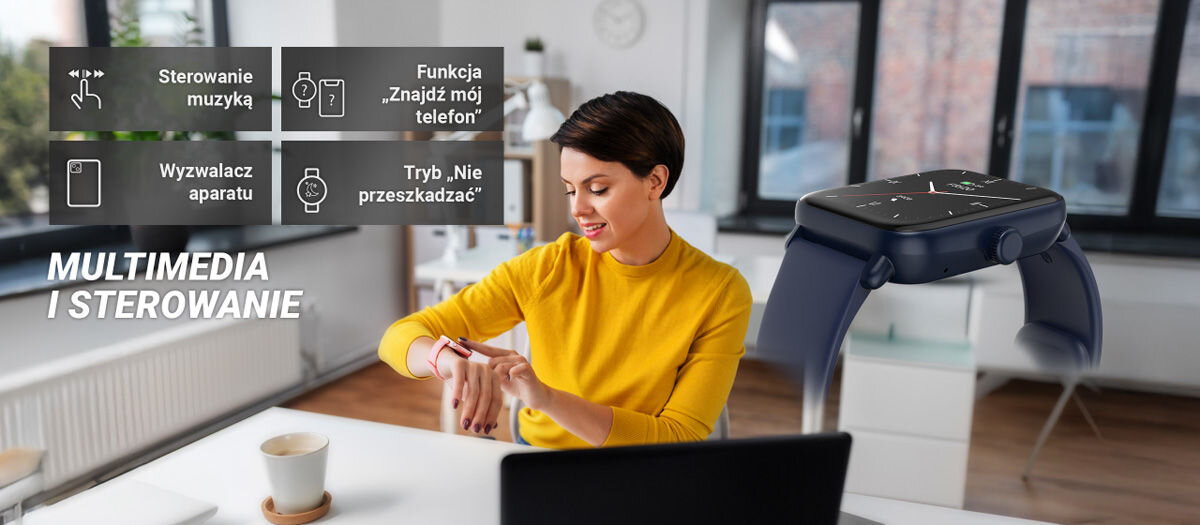 Kobieta w żółtej bluzce siedzi przy biurku i patrzy na smartwatch na swoim nadgarstku. Obok niej widoczny jest smartwatch z niebieskim paskiem oraz ikony z funkcjami: \'Sterowanie muzyką\', \'Funkcja Znajdź mój telefon\', \'Wyzwalacz aparatu\', \'Tryb Nie przeszkadzać\'.