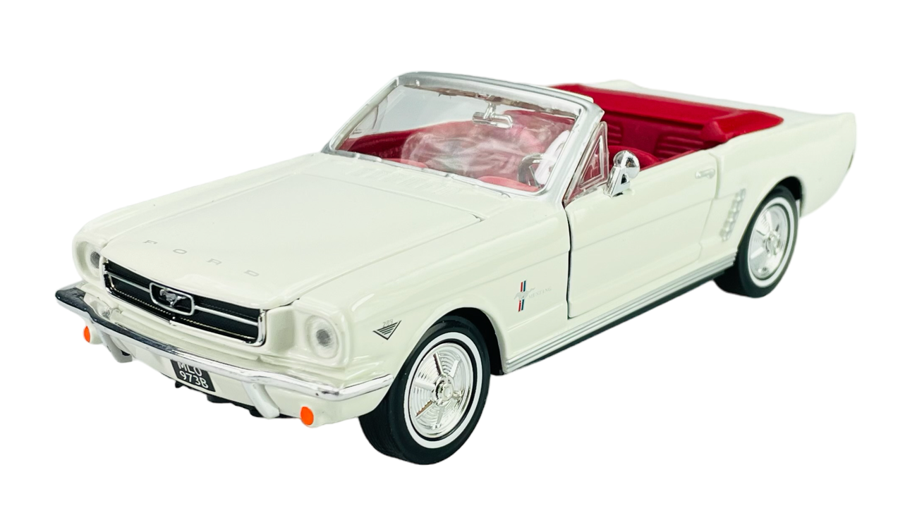 Model samochodu w skali 1:24 przedstawiający biały kabriolet z czerwonym wnętrzem. Na przedniej tablicy rejestracyjnej widnieje napis \'KNX 537B\'.