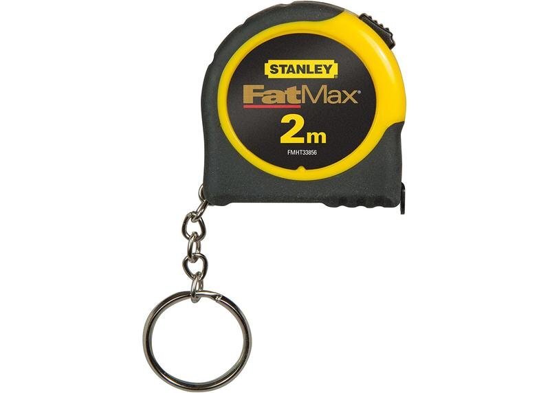 Na obrazie widoczna jest miara zwijana z logo \'Stanley FatMax\' oraz oznaczeniem \'2m\'. Miara posiada brelok do kluczy w postaci metalowego kółka.
