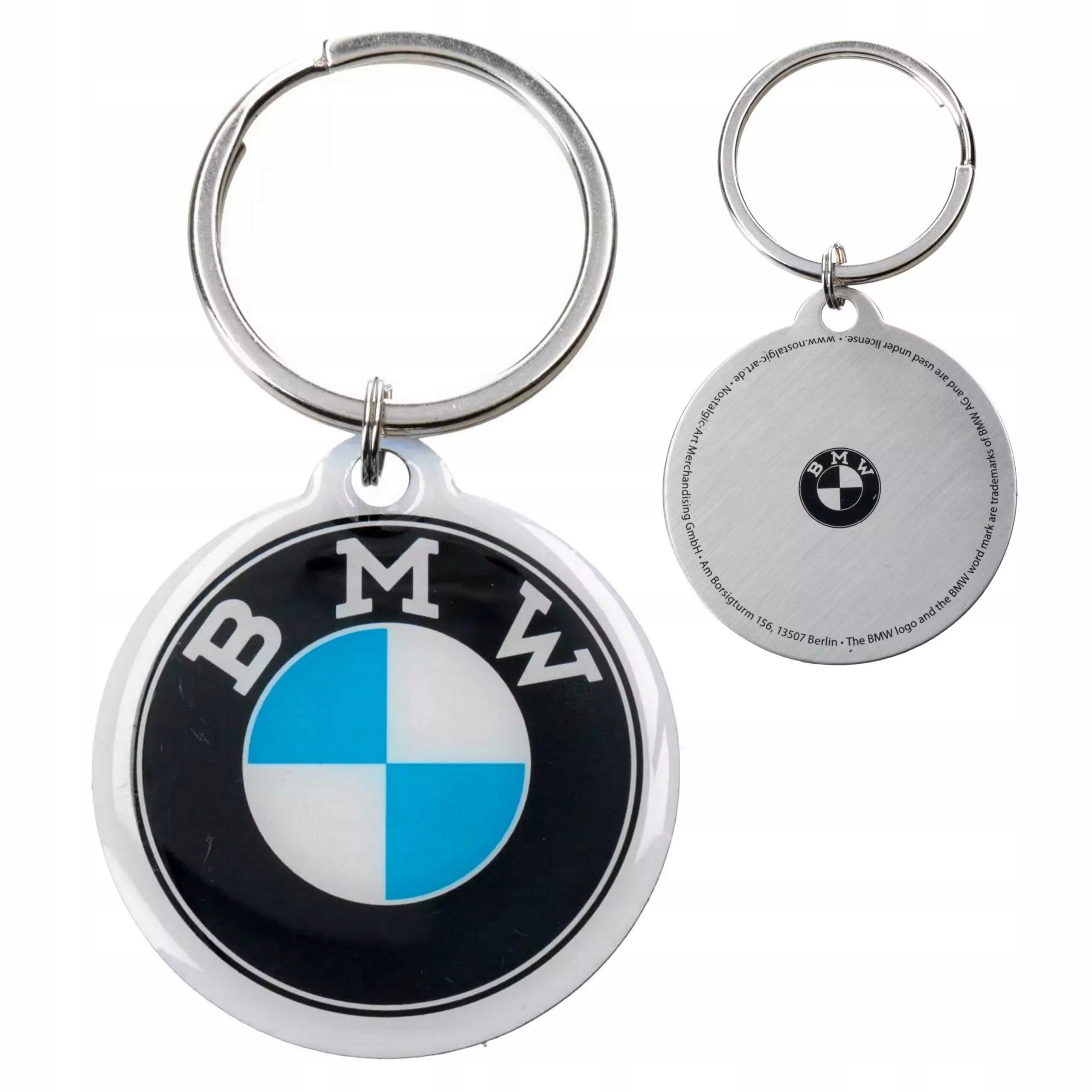 Metalowy brelok do kluczy z logo BMW, przedstawiający czarno-biało-niebieski emblemat marki. Na odwrocie znajduje się napis \'BMW\' oraz dodatkowe informacje tekstowe wokół logo.