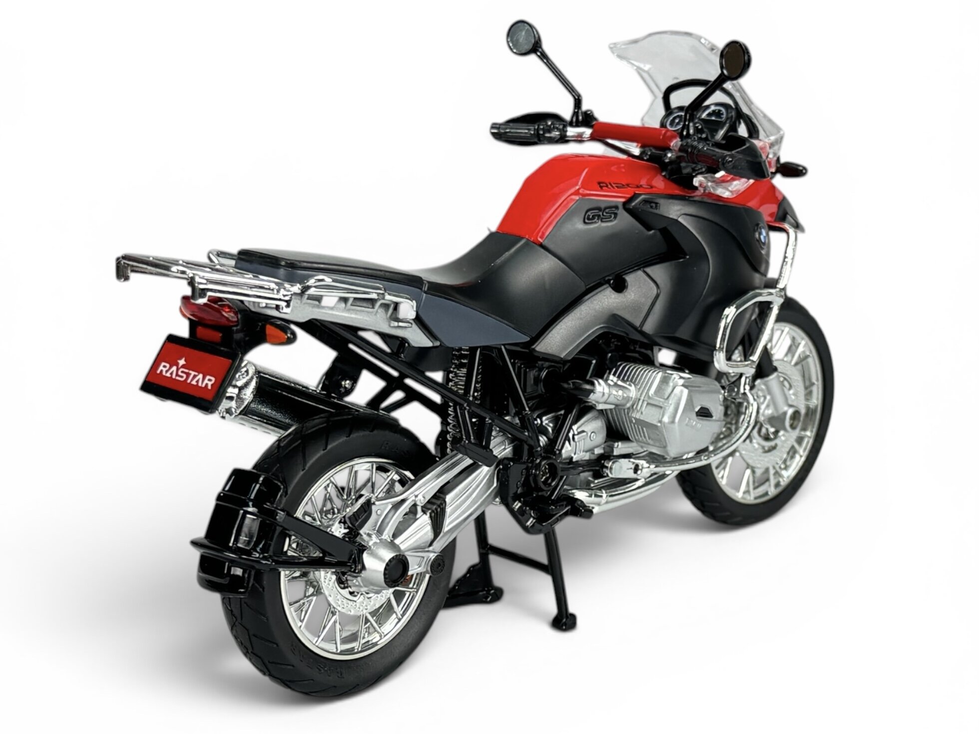 Model motocykla w skali 1:9, w kolorze czerwonym i czarnym, z widocznym logo RASTAR na tablicy rejestracyjnej. Motocykl posiada szczegółowe elementy, takie jak lusterka, koła i silnik.