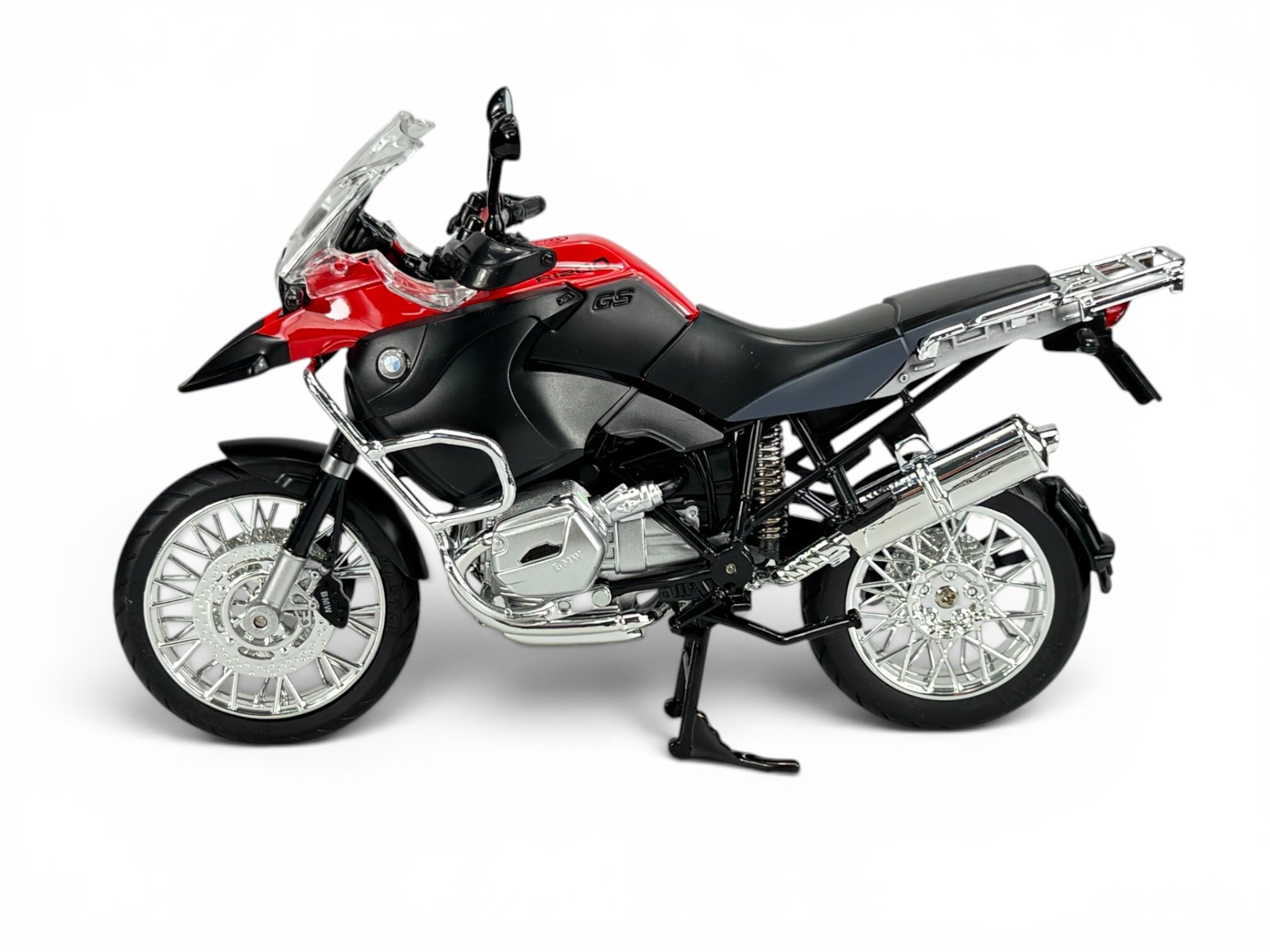 Model motocykla w skali 1:9, w kolorze czerwonym i czarnym, z widocznymi detalami jak koła szprychowe i chromowane elementy. Na zbiorniku paliwa znajduje się logo producenta.