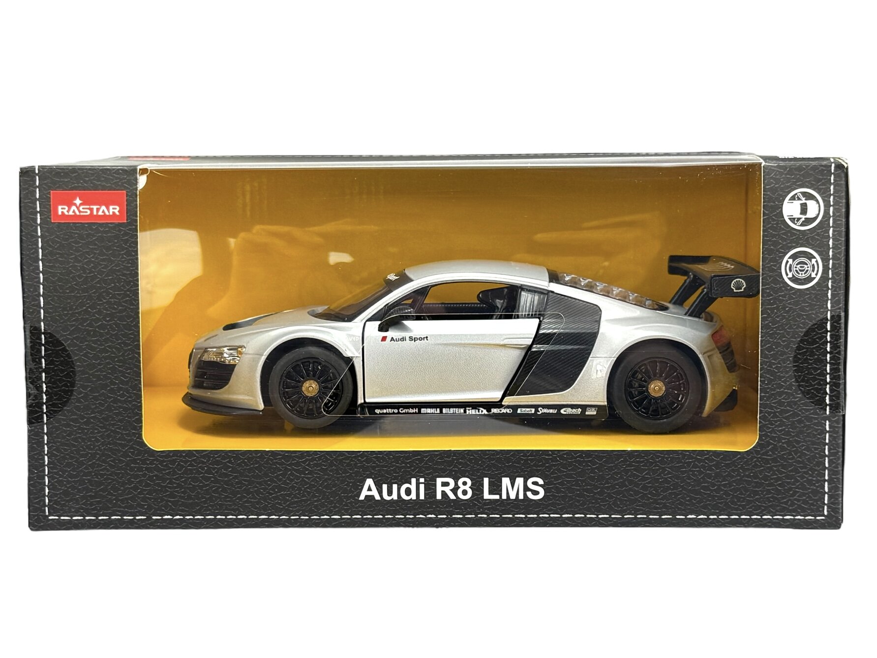 Model samochodu Audi R8 LMS w srebrnym kolorze znajduje się w przezroczystym opakowaniu z logo Rastar. Na opakowaniu widoczny jest napis \'Audi R8 LMS\'.