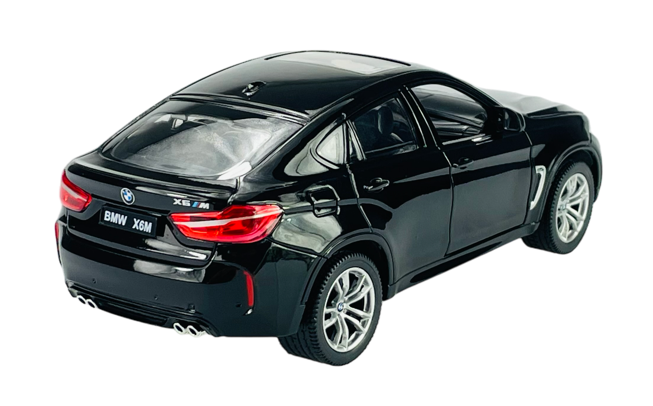 Czarny model samochodu BMW X6M w skali 1:24 z widocznym logo BMW i napisem \'BMW X6M\' na tablicy rejestracyjnej. Samochód ma srebrne felgi i czerwone tylne światła.