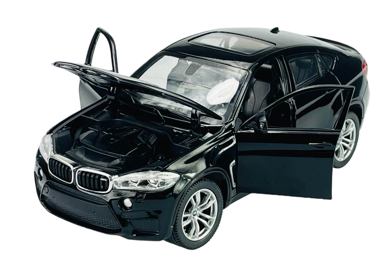 Czarny model samochodu BMW X6M w skali 1:24 z otwartymi drzwiami i maską, ukazujący szczegóły wnętrza i silnika. Samochód stoi na białym tle, a jego karoseria jest błyszcząca.