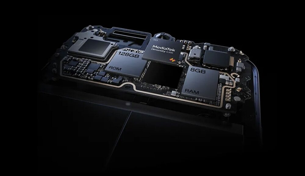 Obraz przedstawia wnętrze smartfona z widocznymi komponentami elektronicznymi. Na elementach widoczne są napisy: \'MediaTek Dimensity 7050\', \'128GB ROM\', \'8GB RAM\'.