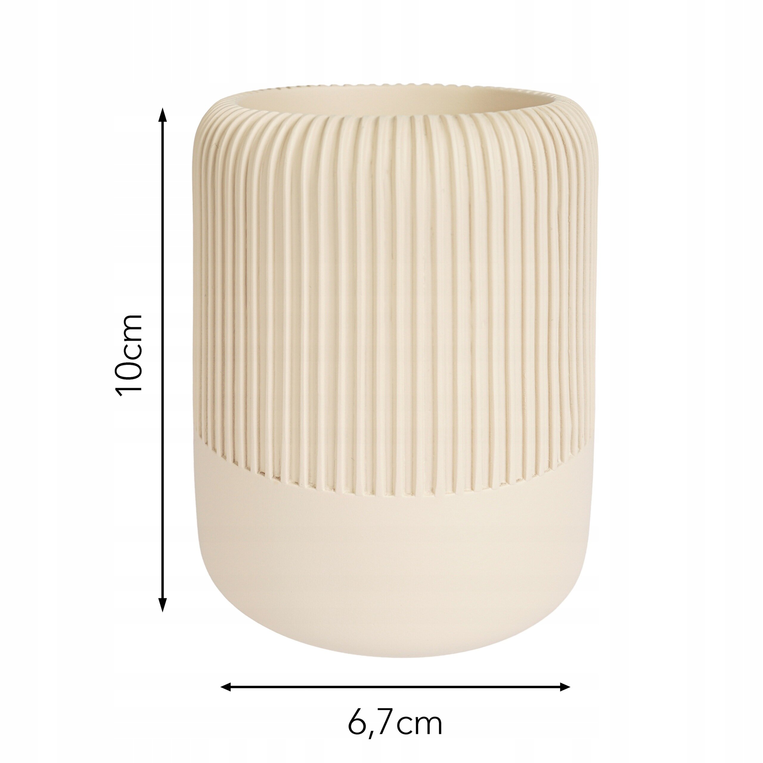 Beżowy kubek łazienkowy z żłobieniami, o wysokości 10 cm i średnicy 6,7 cm. Kubek jest okrągły i wolnostojący.