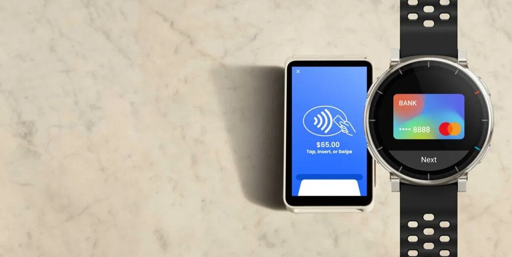Na marmurowym tle znajduje się smartwatch z czarnym paskiem i ekranem wyświetlającym kartę płatniczą oraz napis \'BANK\' i \'Next\'. Obok smartwatcha widoczny jest ekran z napisem \'.00 Tap, insert, or swipe\'.