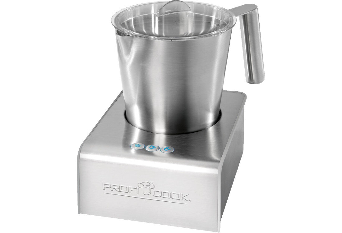 Na obrazie widoczny jest metalowy spieniacz do mleka z uchwytem, umieszczony na podstawie z trzema przyciskami. Na podstawie znajduje się logo \'PROFI COOK\'.