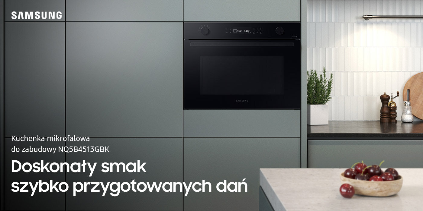 Zdjęcie przedstawia kuchenkę mikrofalową w zabudowie z logo Samsung na szafkach kuchennych. Na blacie widoczna jest miska z owocami, a obok niej znajduje się tekst: \'Kuchenka mikrofalowa do zabudowy NQ5B4513GBK Doskonały smak szybko przygotowanych dań\'.