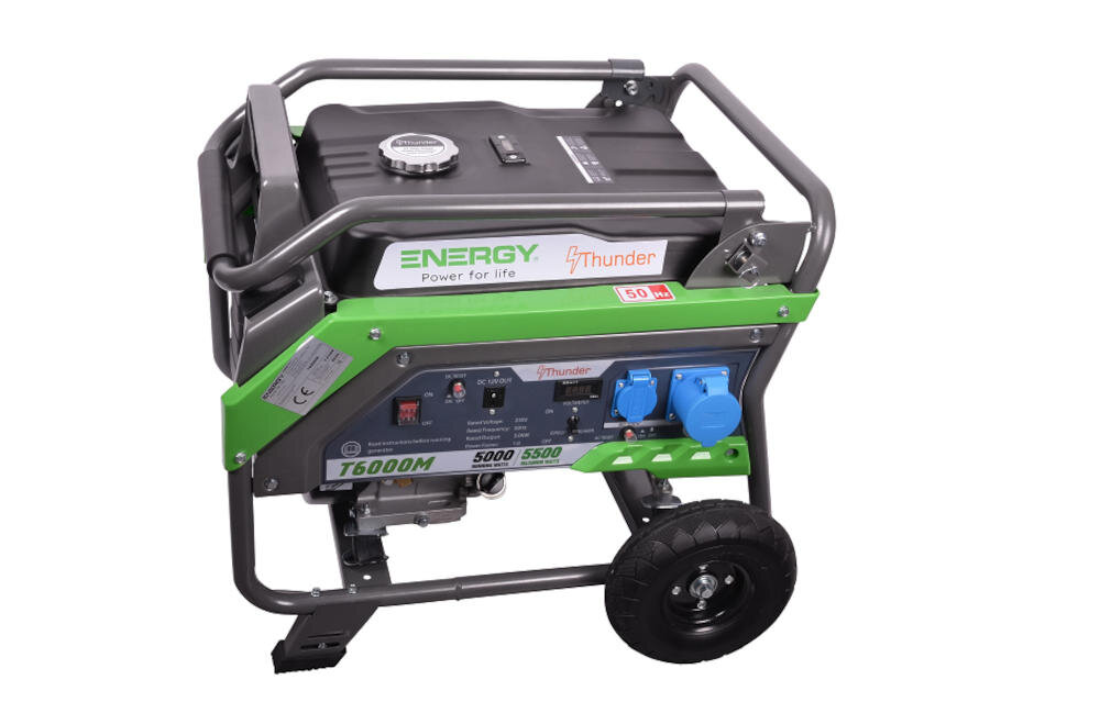 Na obrazie widoczny jest agregat prądotwórczy z napisem \'ENERGY Thunder Power for life\'. Urządzenie ma zielone i czarne elementy oraz dwa niebieskie gniazda elektryczne.
