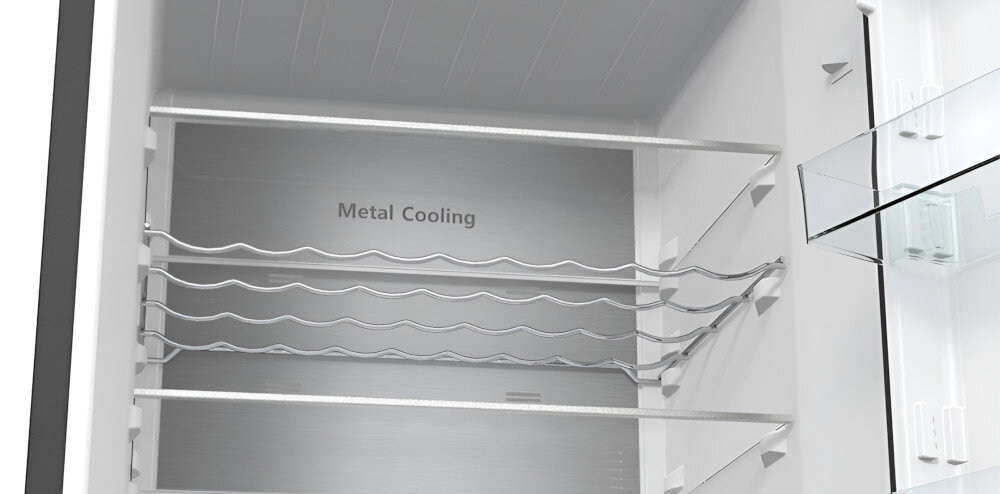 Wnętrze lodówki z metalowymi półkami na wino i napisem \'Metal Cooling\' na tylnej ścianie. Po prawej stronie widoczna jest szklana półka na drzwiach.