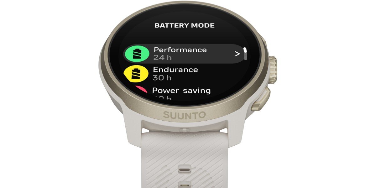 Smartwatch SUUNTO Run 2 Złoty na białym tle - na ekranie zegarka widoczny jest pomiar wyników aktywności.