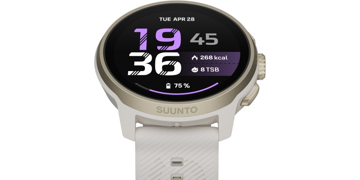 Smartwatch SUUNTO Run 2 Złoty na białym tle - na ekranie zegarka widoczna jest data, spalone kalorie, godzina oraz stan naładowania baterii.