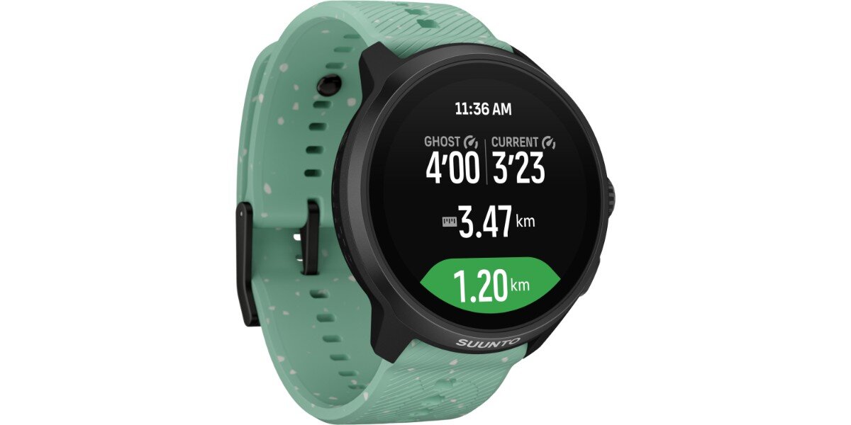 Smartwatch SUUNTO Run 2 Zielony na białym tle - na ekranie zegarka widoczna jest data, spalone kalorie, godzina oraz stan naładowania baterii.