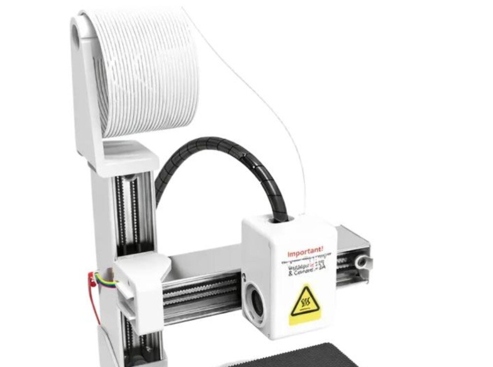 Na obrazie widoczna jest drukarka 3D z białą obudową i czarnymi elementami. Na urządzeniu znajduje się tekst: \'Important! Unplug & Connect\' oraz symbol ostrzegawczy z napisem \'SOS\'.