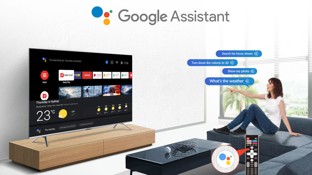 Telewizor wyświetla ekran główny z aplikacjami i prognozą pogody, obok znajduje się kobieta na kanapie używająca Google Assistant. Na ekranie widoczna jest temperatura 23°C i napis \'Thursday in Sydney\'.