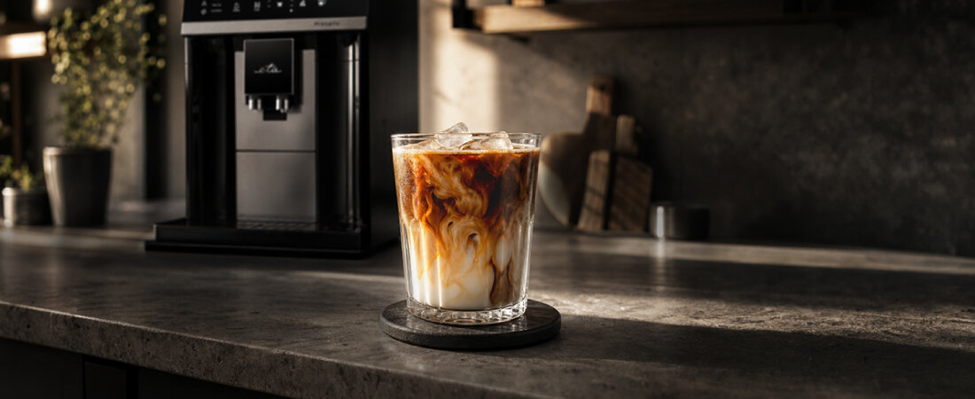 Ekspres ETA Ristello 117390000 zdjęcie lifestyle za jednym dotknięciem  Ristretto, Espresso, Espresso Lungo lub Americano czytelny kolorowy panel dotykowy ciśnienie moc