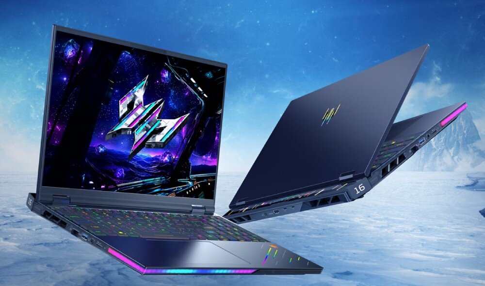 Dwa laptopy z kolorowym podświetleniem klawiatury i logo na obudowie, na tle zimowego krajobrazu. Na ekranie jednego z laptopów widoczna jest grafika z futurystycznym motywem.