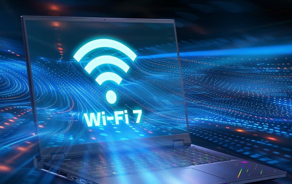 Na obrazie widoczny jest laptop z wyświetlonym na ekranie symbolem Wi-Fi oraz napisem \'Wi-Fi 7\'. W tle widać dynamiczne, niebieskie wzory przypominające fale lub dane cyfrowe.