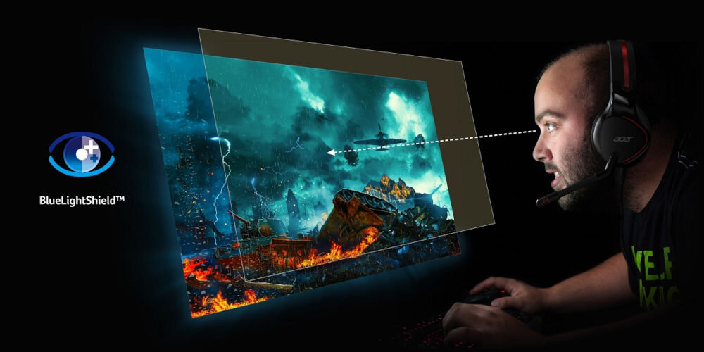 Osoba w słuchawkach patrzy na monitor, na którym wyświetlana jest dynamiczna scena z gry. Obok monitora znajduje się logo \'BlueLightShield™\'.