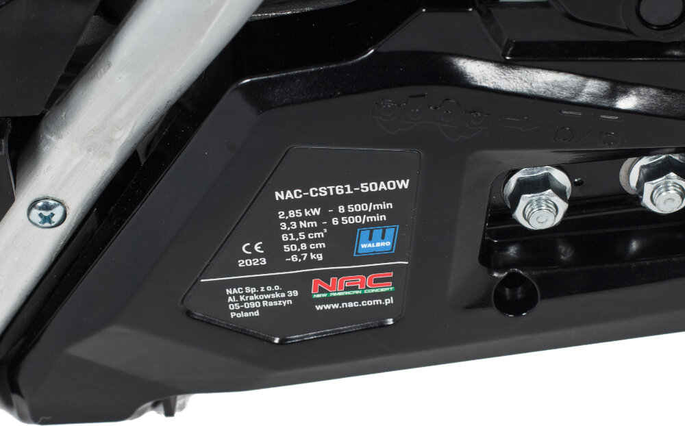 Zbliżenie na tabliczkę znamionową piły spalinowej z oznaczeniem NAC-CST61-50AOW. Widoczny tekst: \'2,85 kW - 8 500/min, 3,3 Nm - 6 500/min, 61,5 cm³, 50,8 cm, ~6,7 kg\', logo NAC oraz adres strony internetowej www.nac.com.pl.