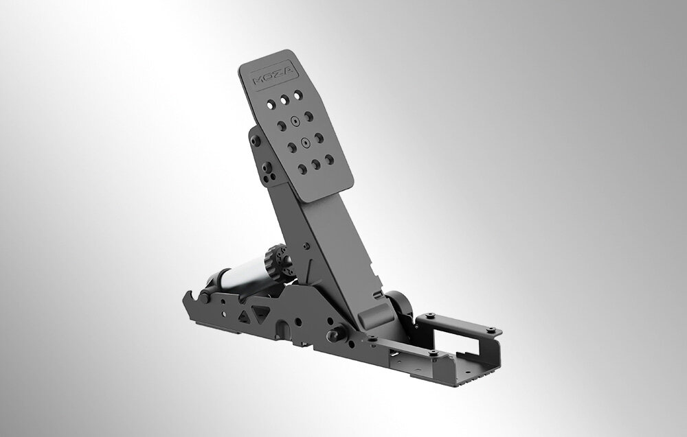 Na obrazie widoczny jest metalowy pedał sprzęgła z logo \'MOZA\' na górnej części. Pedał ma otwory i jest zamontowany na solidnej podstawie.