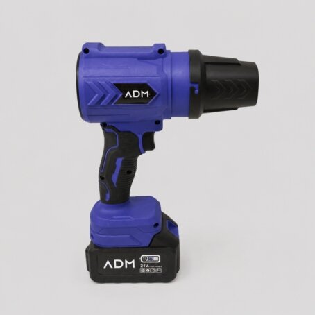 Na obrazie widoczna jest niebiesko-czarna dmuchawa akumulatorowa z logo \'ADM\'. Urządzenie posiada ergonomiczny uchwyt i jest wyposażone w akumulator z oznaczeniem \'10.0 Ah 21V\'.